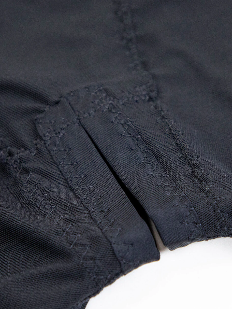 Kleid mit V-Ausschnitt und integrierter Figurformung