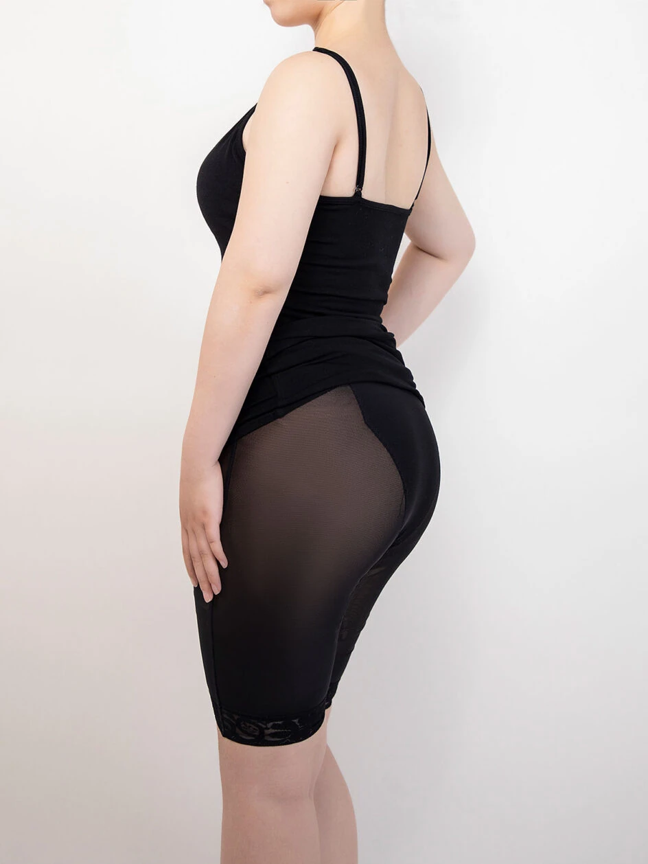 Kleid mit V-Ausschnitt und integrierter Figurformung