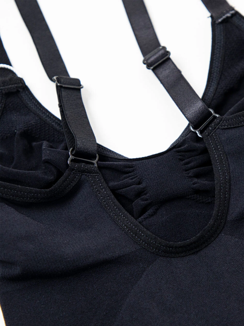 Body mit glatter Kontur und String-Ausschnitt
