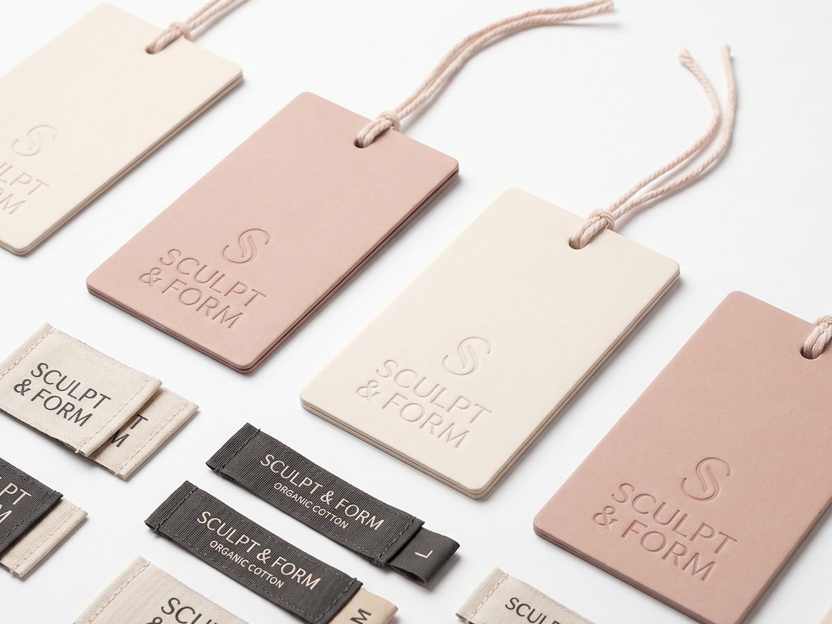 Individuell gestaltete Anhängeetiketten und gewebte Etiketten für das Branding von Shapewear unter Eigenmarken